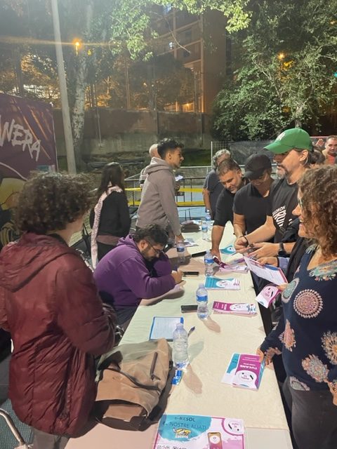 Famílies recollint material informatiu del projecte