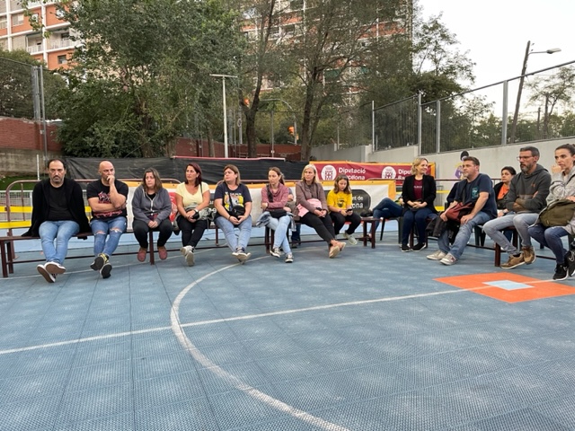 Famílies en cercle a la pista del club
